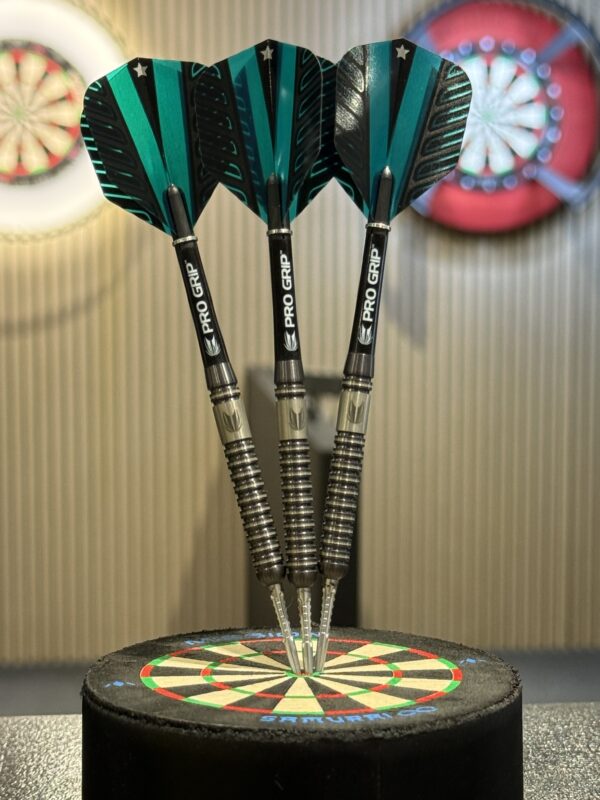 RARE ROB CROSS 2018 WORLD CHAMPION LIMITED EDITION DARTS - Image 3